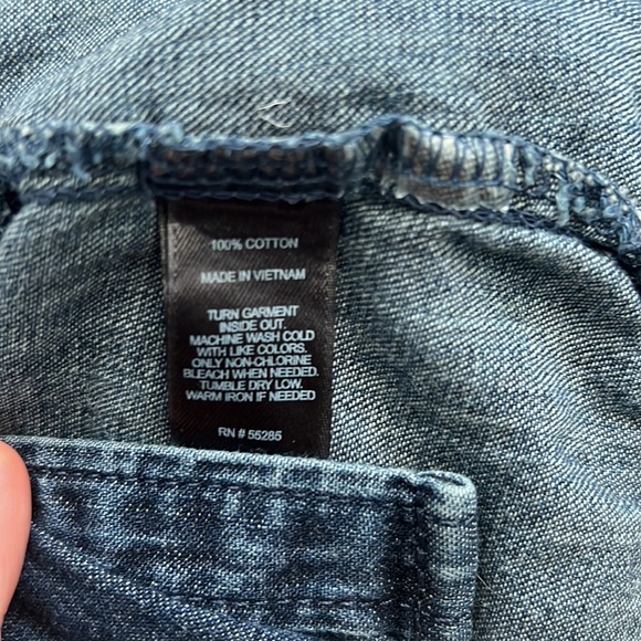 Express Denim Shirt Womens Medium Chambray Roll Sleeve Flap Pockets Distressed - Picture 5 of 5